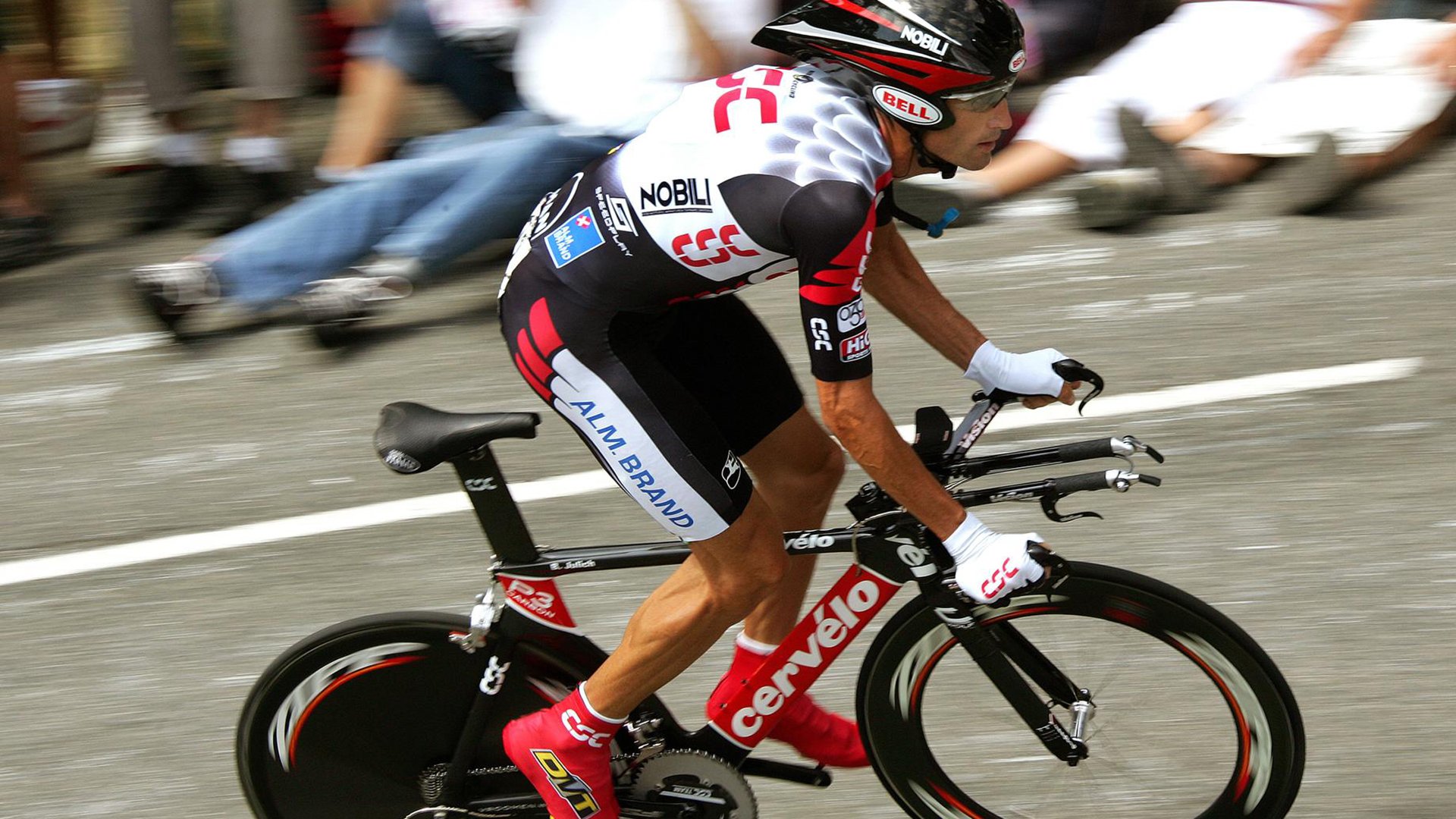 卡特的踢球节奏变化多端，令对方防守无法预料，卡特打球视频